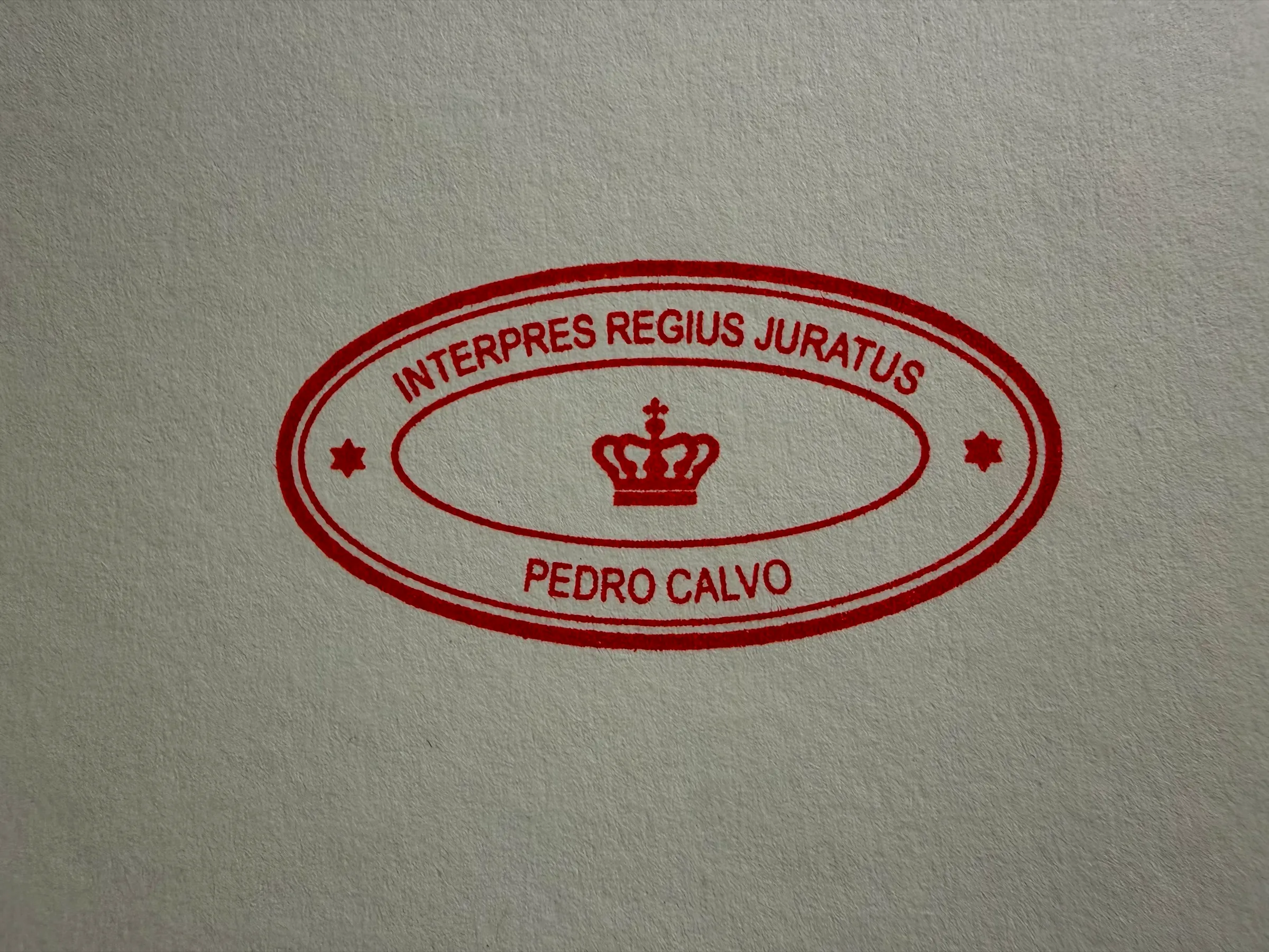 Sello oficial de traductor jurado de Pedro Calvo, en rojo sobre papel – Interpres Regius Juratus